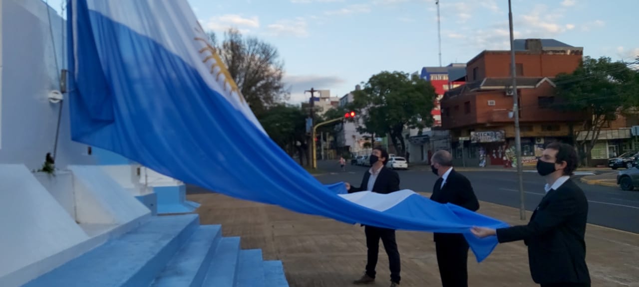 En una breve ceremonia, Posadas conmemoró el Día de la Bandera