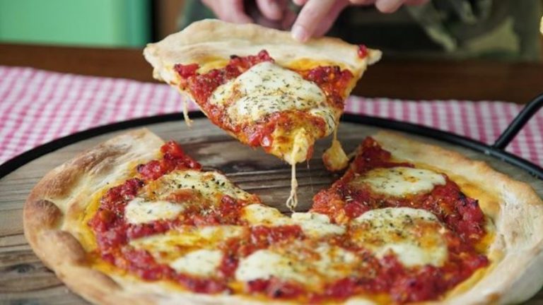 Se devela el secreto: cómo recalentar pizza en el microondas y que no quede blanda