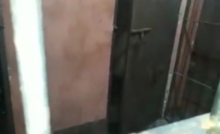 Video: policías filmaron cómo una puerta se abre y cierra sola en una dependencia de Alem