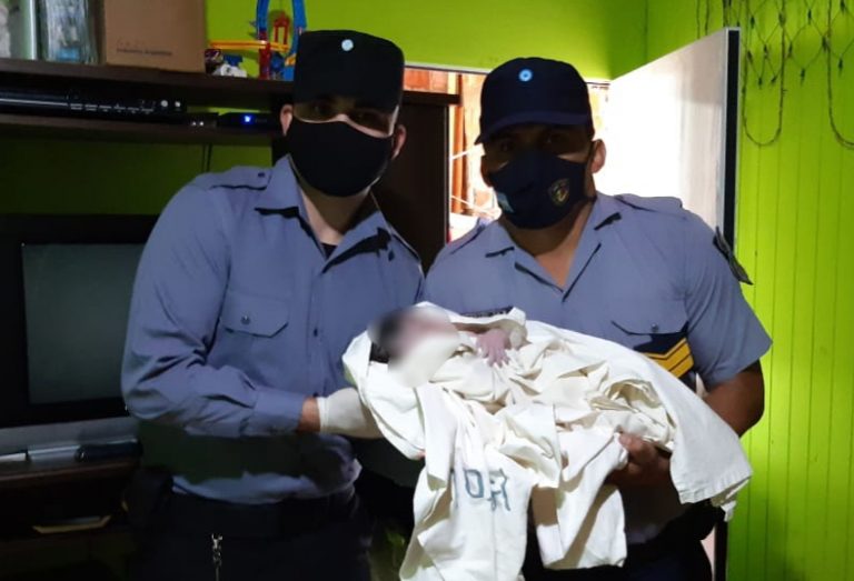 Policías asistieron a una joven durante el trabajo de parto en 25 de Mayo