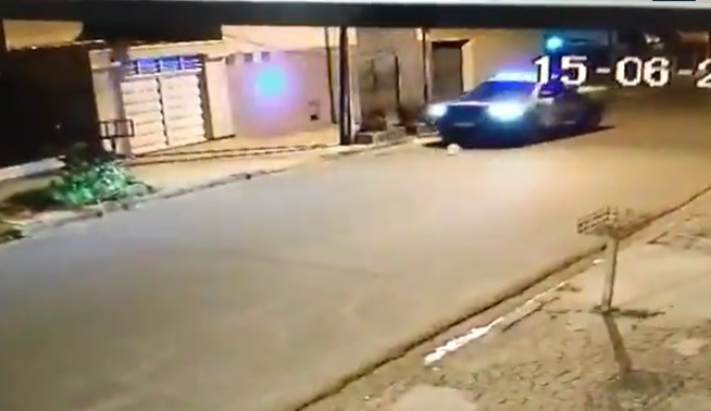 Vecina atrapó a la policía jugando a pinchar un globo con el patrullero