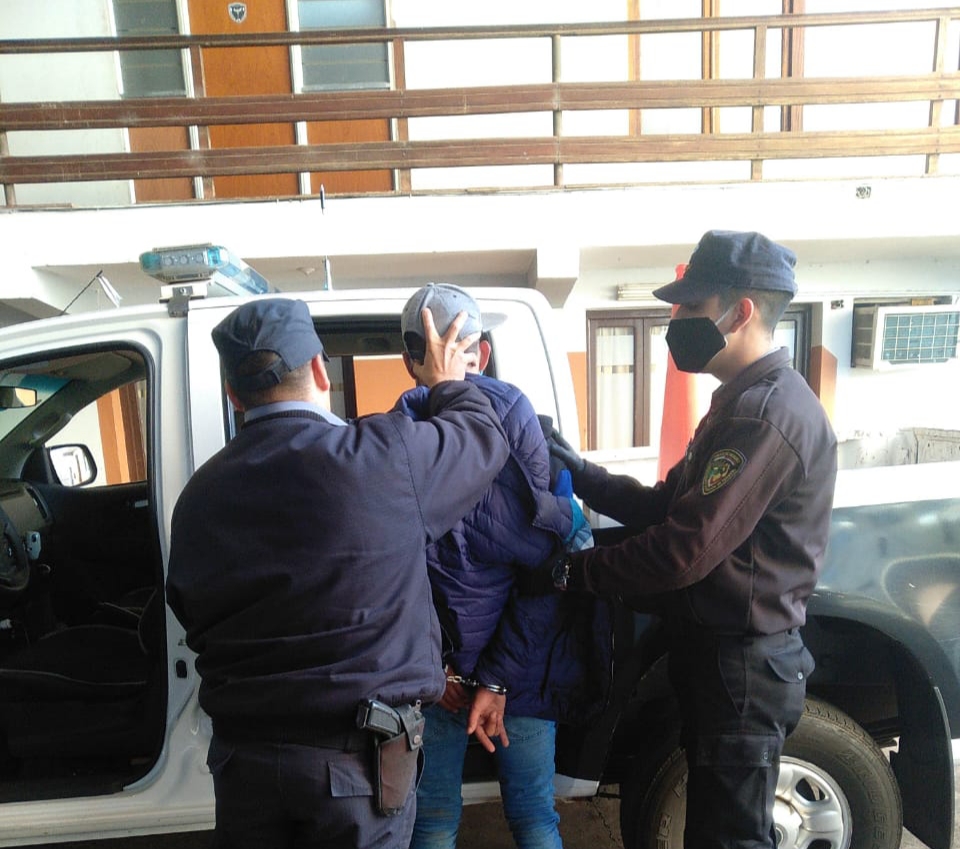 Violentó una ventana para intentar robar una oficina y fue detenido