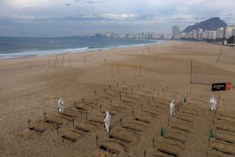 Coronavirus en Brasil: cavaron tumbas en la playa para homenajear a los muertos