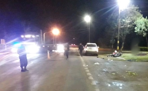 Accidente fatal en Puerto Libertad: motociclista murió tras colisionar con una camioneta sobre la ruta 12