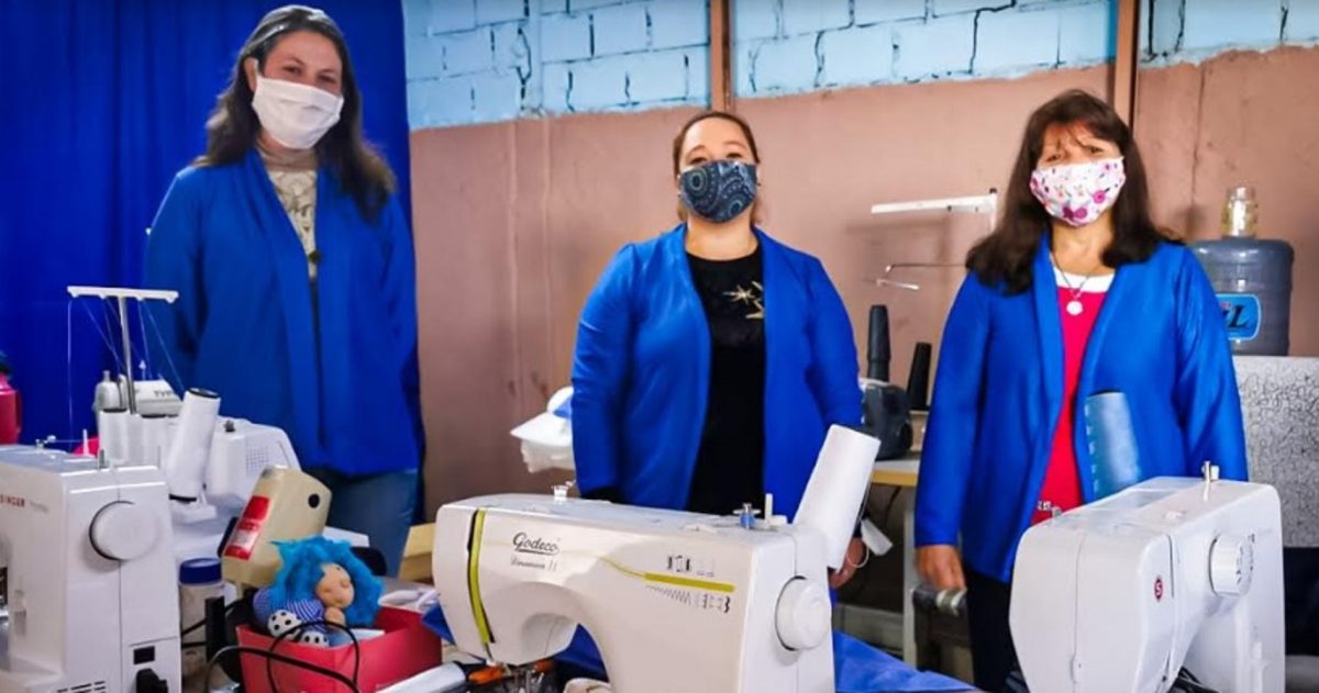 Posadas: el IFAI entregó máquinas de coser industriales a una cooperativa de mujeres en el barrio A 3-2