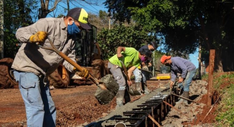 Ejecutan obras de mejoramiento vial en  el barrio Miguel Lanús A de Posadas