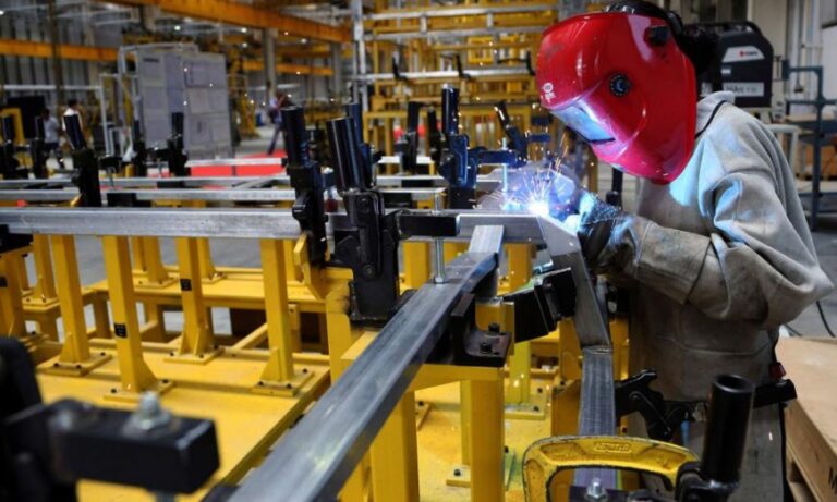 Informe privado ratificó que la producción industrial se desplomó 12,8% en el primer semestre del año