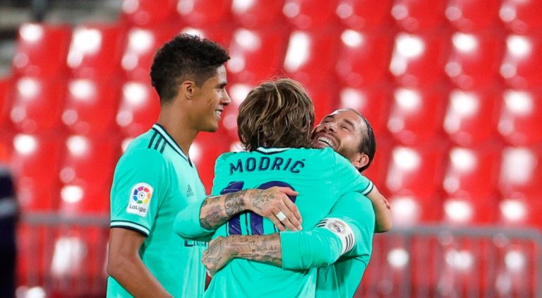 Liga de España: Real Madrid superó al Granada 2-1 y acaricia el título