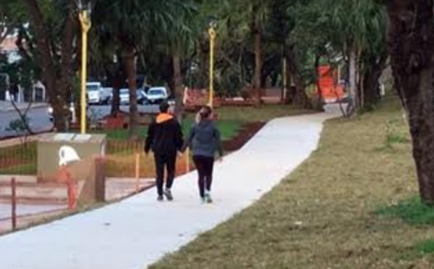 Continúan las obras de senderos para caminatas y bicicletas sobre la avenida Roque Pérez de Posadas