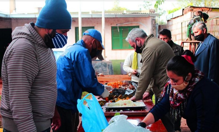 El Ministerio de Desarrollo Social y la Red de Voluntarios de Garupá repartieron mil porciones de alimentos