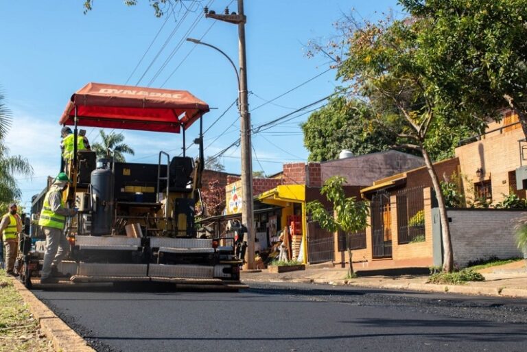 Avanza la obra de asfalto y saneamiento sobre la avenida Urquiza de Posadas