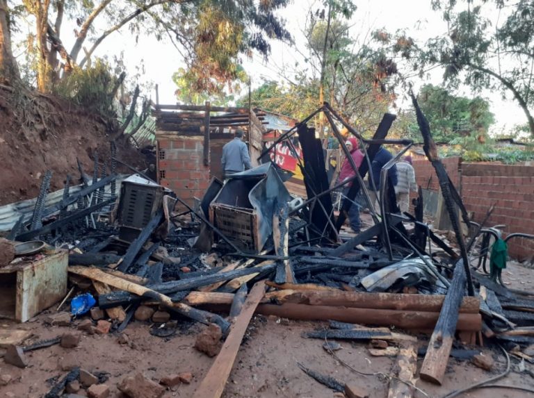 Asistieron a una familia tras el incendio de su vivienda en la chacra 146 de Posadas