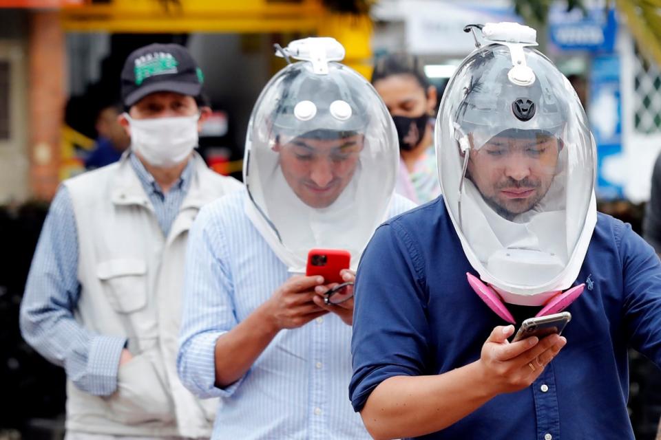 Coronavirus: en Colombia desarrollaron un casco para salir tranquilos