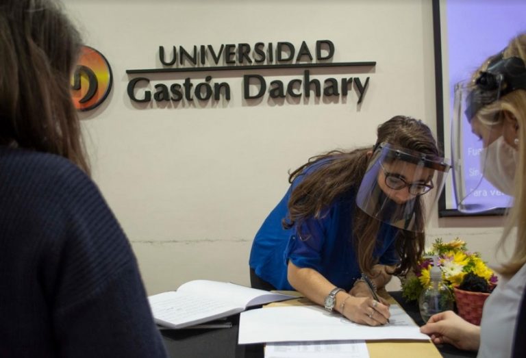 Educación: la Universidad Gastón Dachary entregó 218 títulos a graduados