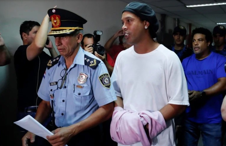 Ronaldinho seguirá detenido en Paraguay