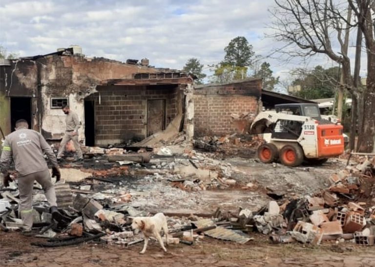 Itaembé Miní: asistieron a la familia que perdió su vivienda en un incendio