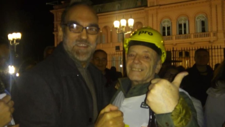 Un jubilado participó de marchas anticuarentena y murió por coronavirus