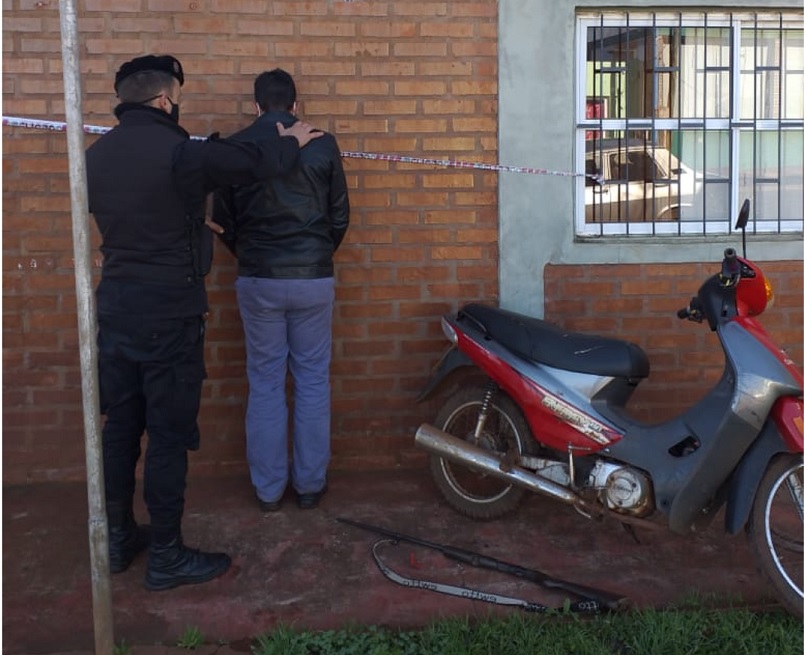 Un motociclista iba armado con una escopeta y lo detuvieron en 25 de Mayo