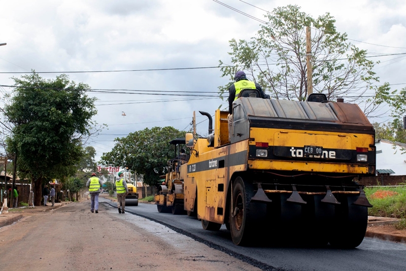 Asfaltan calles para descomprimir avenidas de la zona sur de Posadas