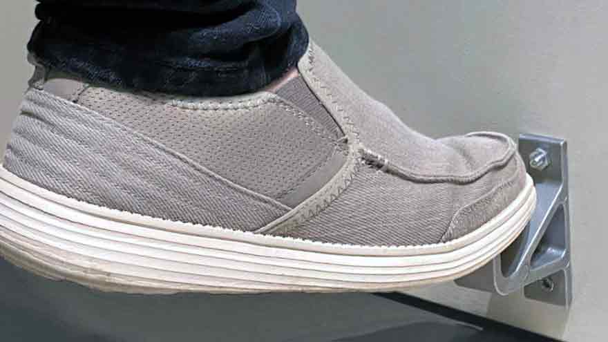 Contra el coronavirus: emprendedores argentinos crean pedales abrepuertas