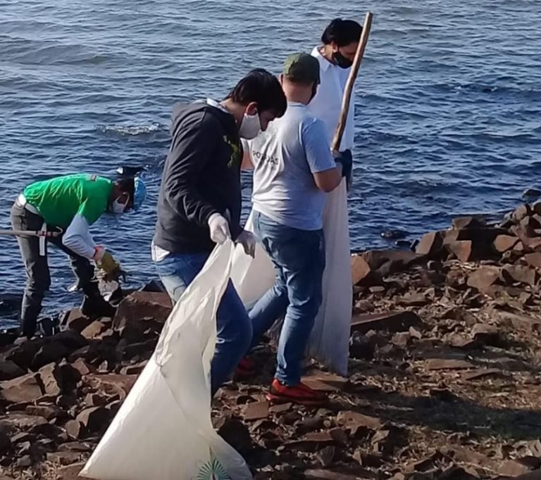 Posadas: retiraron 600 kilos de basura en nuevo operativo de limpieza en el río Paraná