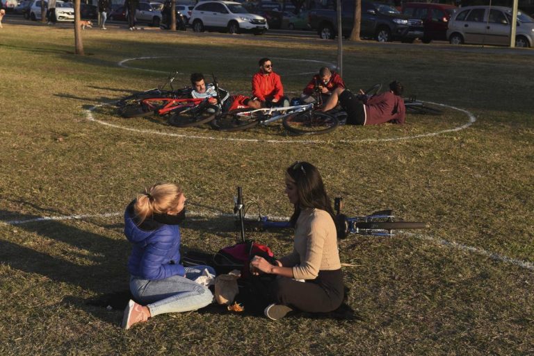 Rosario como Nueva York: pintaron círculos en los parques para garantizar distancia social