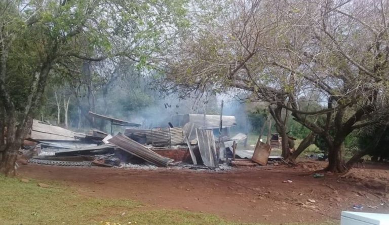 Se incendió en su totalidad una vivienda en Campo Ramón y piden colaboración de la comunidad