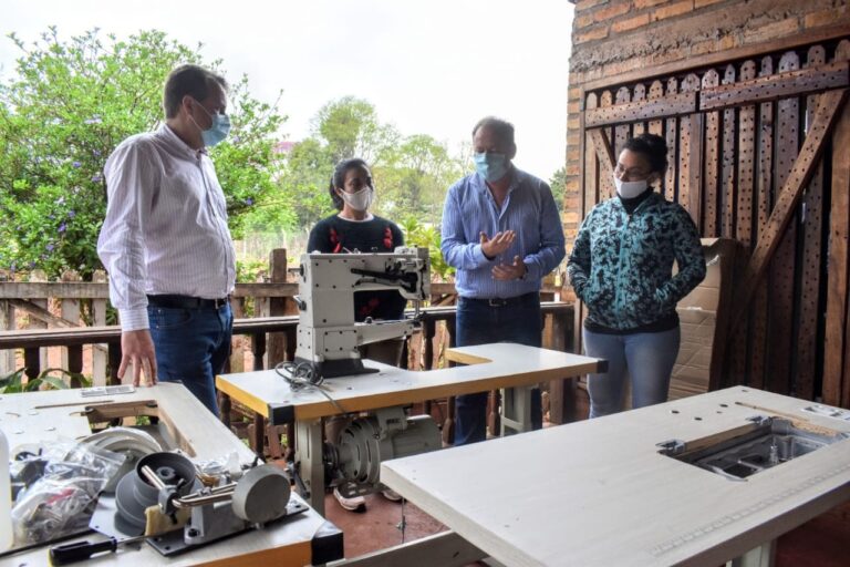 Delegado de Desarrollo Social de Nación en Misiones entregó kits de herramientas en Oberá