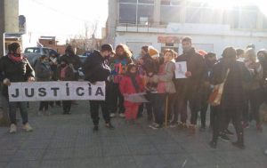 Masivo reclamo de justicia por los gemelos que nacieron y murieron en el baño de un hospital 1 2 - 5f2d24d0d5c57 justiciasantacruz - 1