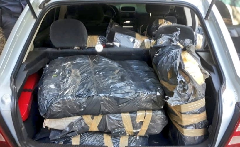 Interceptaron un automóvil con 338 panes de marihuana en Andresito y detuvieron al conductor