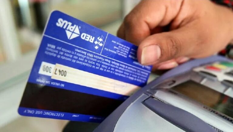 Prorrogan hasta fin de año la devolución a jubilados por compras con tarjeta de débito