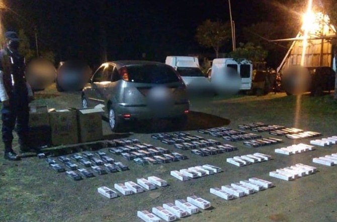 Interceptaron un automóvil con 150 atados de cigarrillos en Aristóbulo del Valle: dos detenidas
