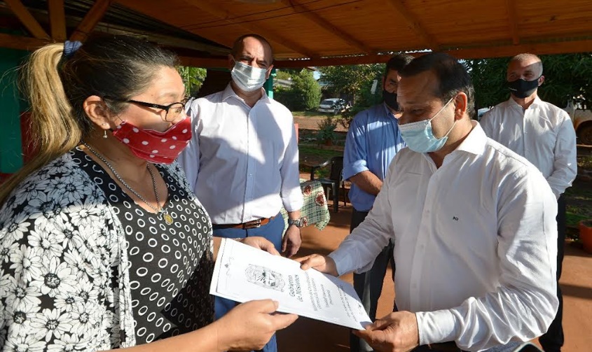 Entregaron títulos de propiedad a familias del barrio Juan Domingo Perón de San Ignacio