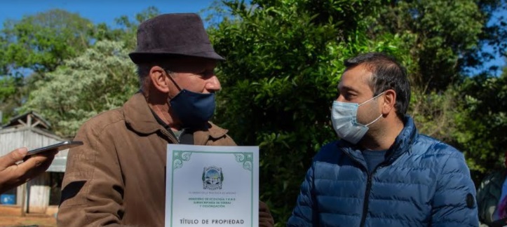 Emprendedores de Irigoyen y San Pedro recibieron títulos de propiedad e insumos para la producción 2 4 - Herrera Ahuad 9 - 3