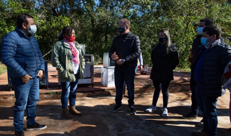 Emprendedores de Irigoyen y San Pedro recibieron títulos de propiedad e insumos para la producción 1 2 - Herrera Ahuad entrego titulos 1 - 1