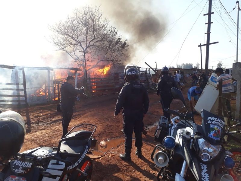 Desarrollo Social asistió a familias afectadas por el incendio en el barrio Néstor Kirchner de Posadas