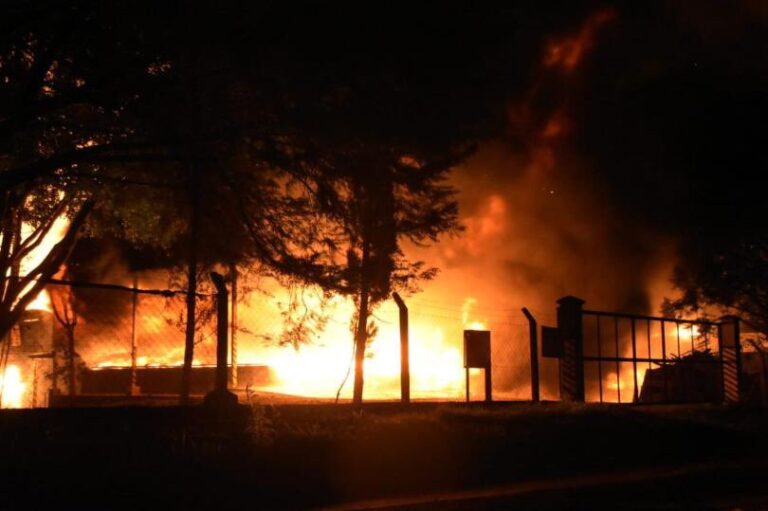 Garupá: se incendió una fábrica de pinturas en el barrio Santa Helena