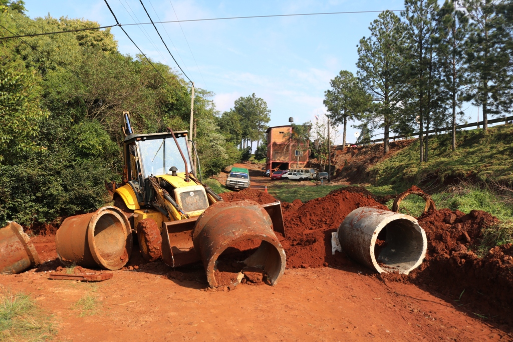 Trabajan en el mantenimiento de colectora sobre ruta 12 y otras avenidas en Oberá 2 4 - Instalacion de Tubos Osorio 1 - 3