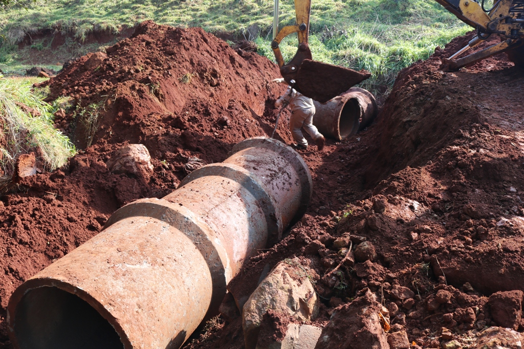 Trabajan en el mantenimiento de colectora sobre ruta 12 y otras avenidas en Oberá 3 6 - Instalacion de Tubos Osorio 2 - 5