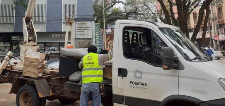 Realizan trabajos de mantenimiento en la plaza San Martín de Posadas