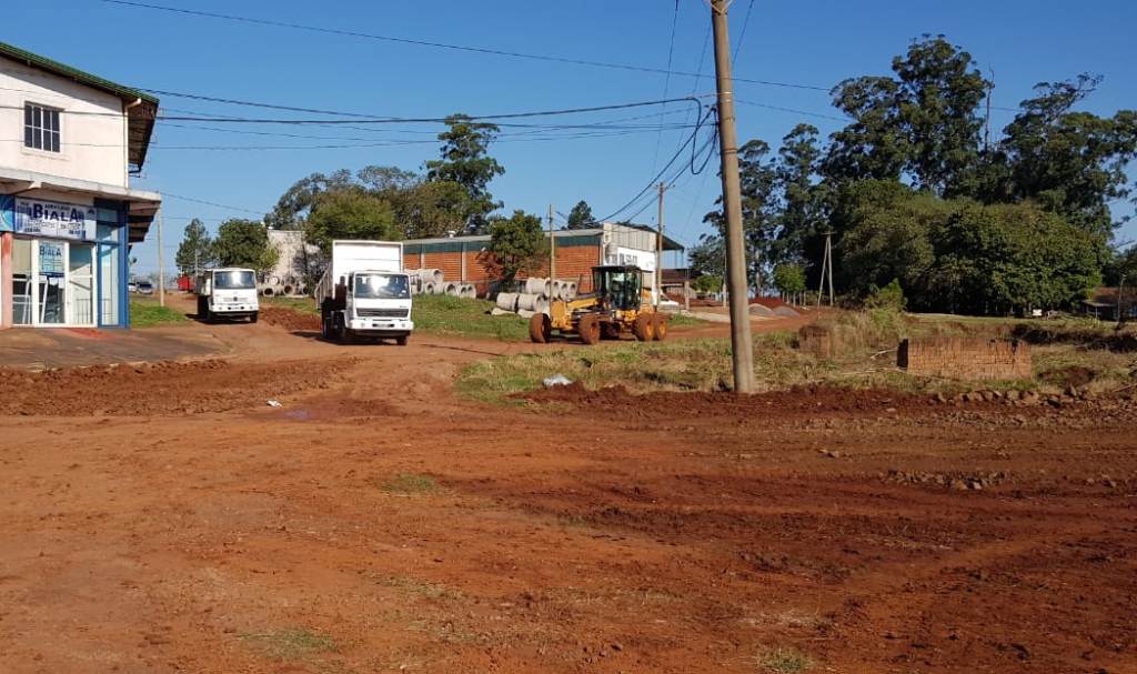Trabajan en el mantenimiento de colectora sobre ruta 12 y otras avenidas en Oberá 1 2 - Perfilado 01 - 1