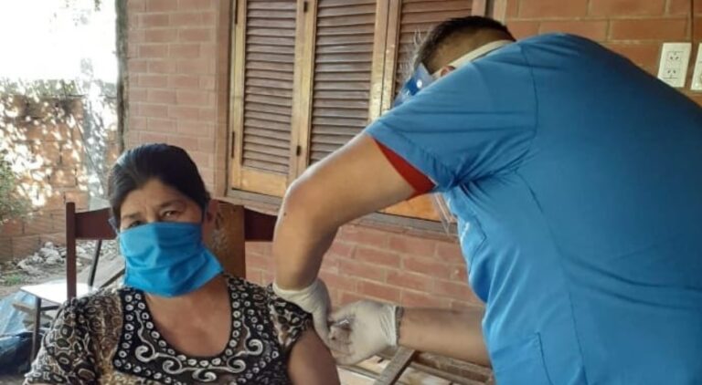 Mayores de 60 años ya recibieron la vacuna antigripal en el barrio San Onofre I de Posadas