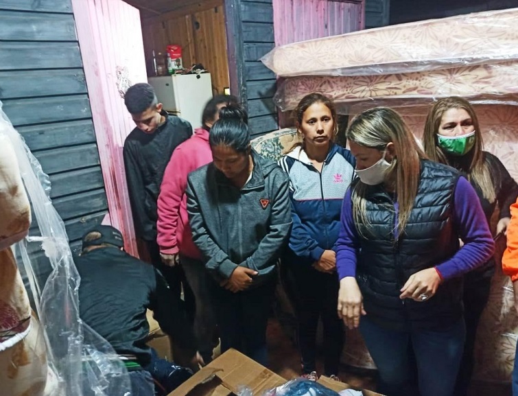 Desarrollo Social asistió a familias afectadas por el incendio en el barrio Néstor Kirchner de Posadas