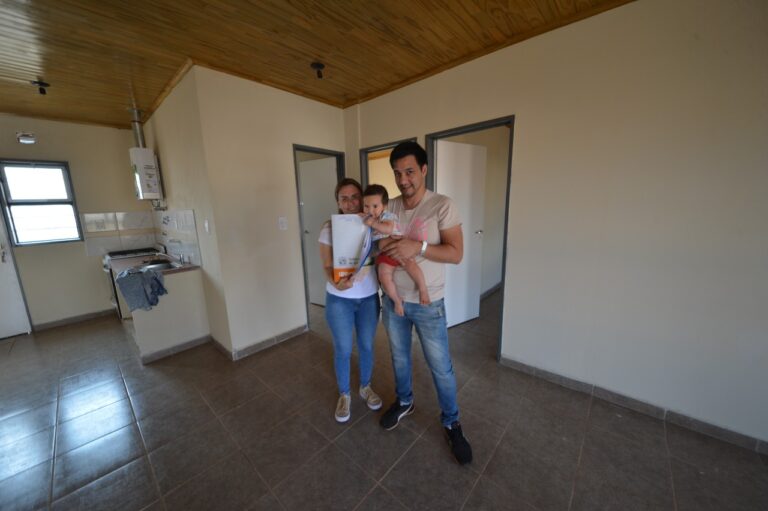 Más de 50 familias recibieron hoy su nuevo hogar en el barrio Itaembé Guazú de Posadas