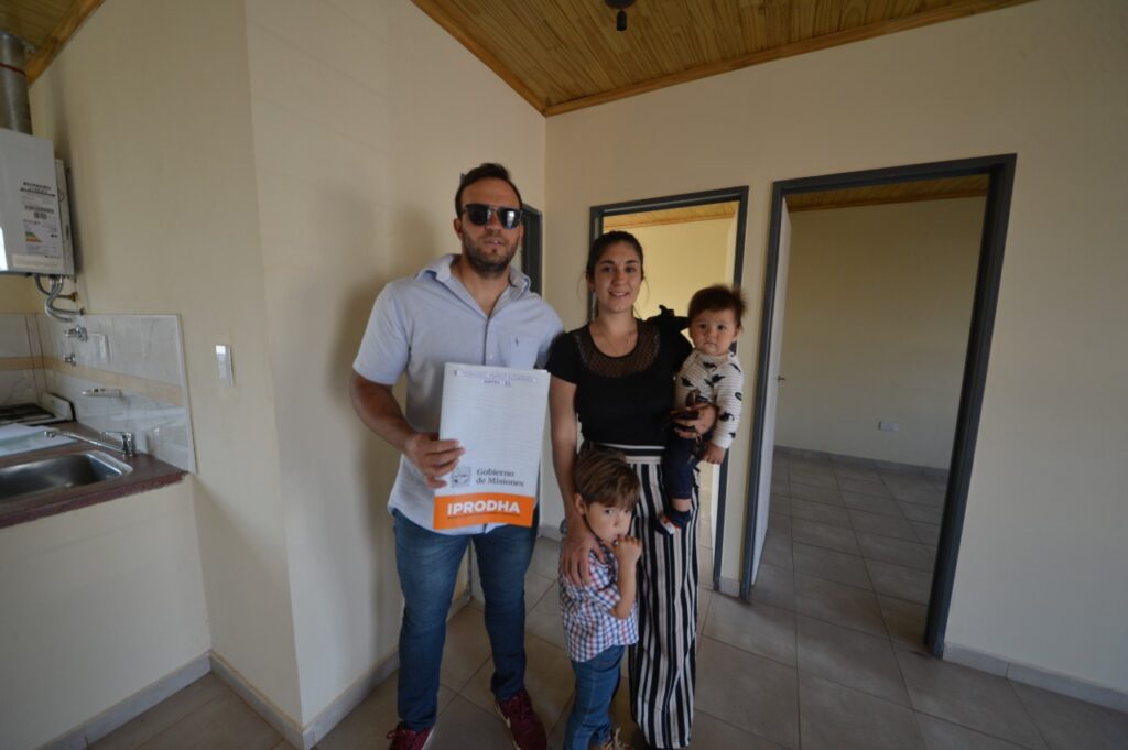 Más de 50 familias recibieron hoy su nuevo hogar en el barrio Itaembé Guazú de Posadas