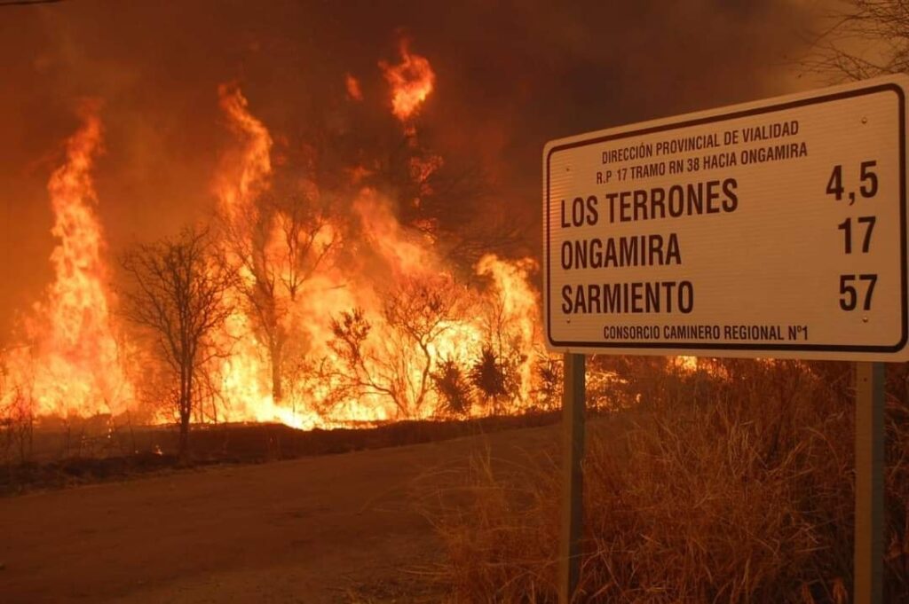 Casi 400 bomberos trabajan para combatir el fuego en Córdoba