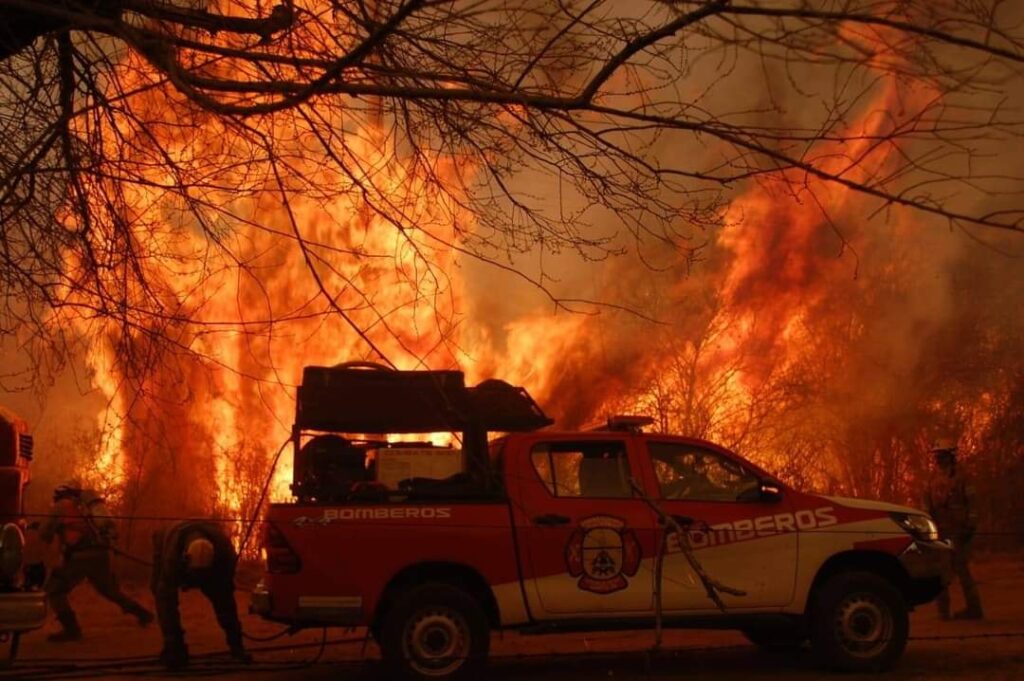 Casi 400 bomberos trabajan para combatir el fuego en Córdoba