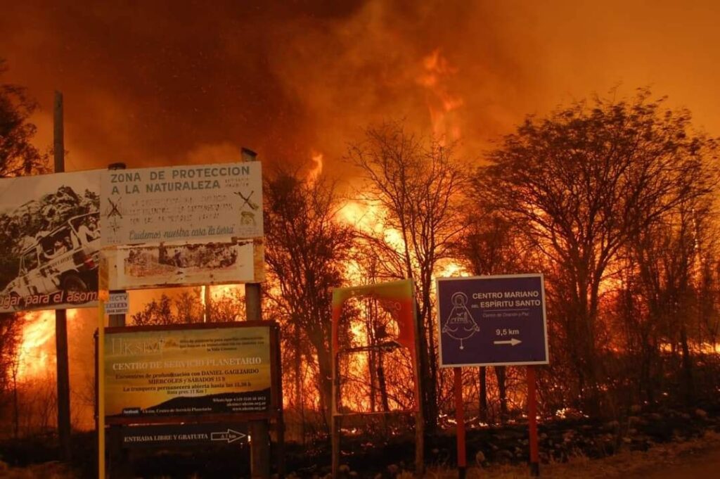 Casi 400 bomberos trabajan para combatir el fuego en Córdoba