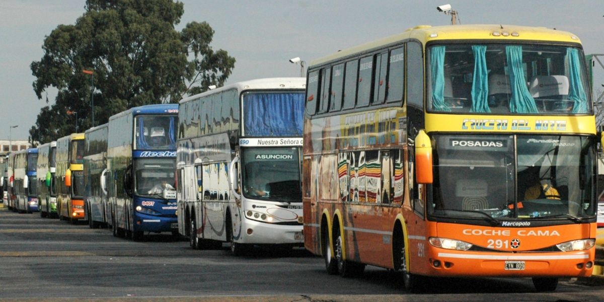 Nación busca "retomar cuanto antes" vuelos de cabotaje y micros de media y larga distancia