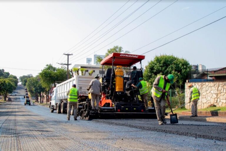 Plan avenidas: prosiguen los trabajos de asfaltado en barrios posadeños